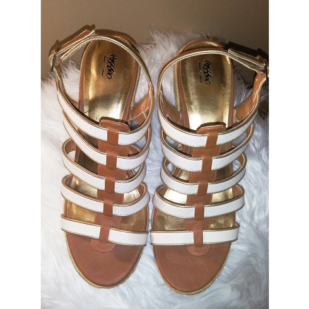 😍 3/$20! Mossimo | Brown & white Wedge heels - Picture 3 of 8